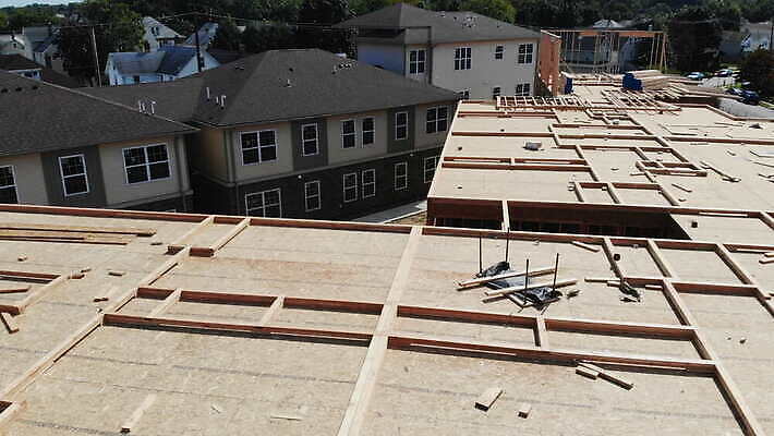 디자인 외관 산업 벽 건축양식 하늘 지붕 새로움 아파트 주택 프레임 사람없음 야외 내부 건물 목재 파란색 태양 건설현장 수리 땅 아래 통나무 목공예 콘도 뼈대 잡동사니 진행 복원 리모델링 수목 합판 4K MOV 해외동영상 클립영상 자연요소 나무 건축물 건축 컬러 컨셉 재료 숙소 건설업 공예 방향 위치 동영상 파일형식