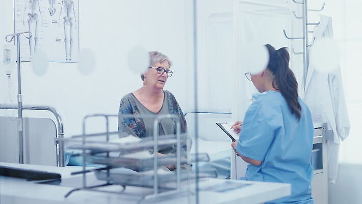 직업 유니폼 건강 병원 대화 사람 치료 약 건강관리 진료 방 고통 환자 간호사 의사 침대 기록 질병 토론 직원 서비스 언니 병실 보험 돌봄 서류판 인원 4K MOV 해외동영상 클립영상 옷 감정 가구 의학 가족 모션 관리 말하기 사무용품 의료진 자매 동영상 파일형식