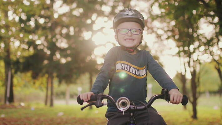 주간 나무 1 공원 남자 행복 안경 어린이 스포츠 모션 자연 뿔 한명 사람 소년 야외 맑음 자전거 보호 승차 헬멧 속도 순환 사이클링 바이크레이서 바이킹 4K MOV 해외동영상 클립영상 자연요소 식물 잡화 공공시설 감정 컨셉 날씨 바이크 보호장비 육상스포츠 생태계 동영상 파일형식