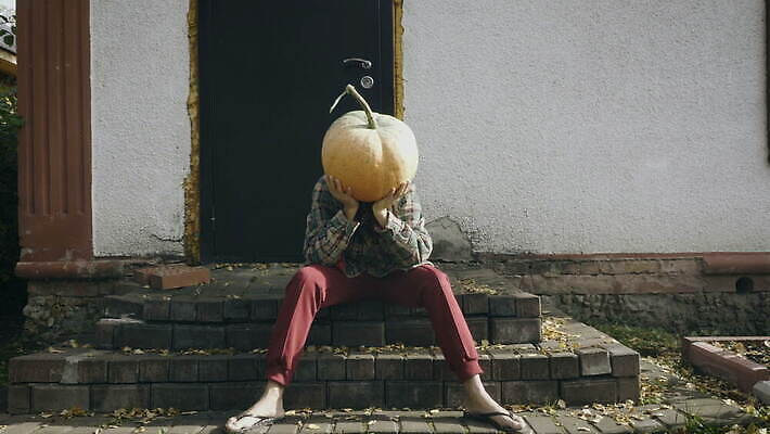 여자 얼굴 백그라운드 채소 오렌지 자연 호박 휴가 생물 주택 관리 가면 한명 사람 앉기 야외 머리 할로윈 가을 시골 등불 무서움 두통 크리스마스이브 호러 4K MOV 해외동영상 클립영상 1 계절 감정 크리스마스 과일 모션 조명 건물 신체부위 질병 생태계 공포 동영상 파일형식