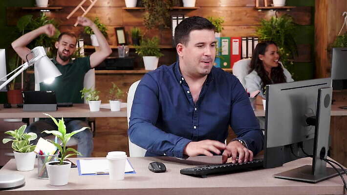 백인 직업 남자 행복 유럽 비즈니스 사업가 통신 성공 협력 노동자 관리 미소 사람 이벤트 성인 사무실 축하 업무 작업 비즈니스맨 비즈니스우먼 발표 그룹 박수 동료 바쁨 객석 4K MOV 해외동영상 슬로모션 클립영상 서양인 여자 감정 나라 컨셉 관계 촬영기법 표정 손짓 직장인 동영상 파일형식