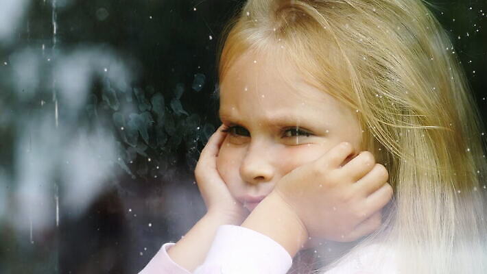 감정 얼굴 어린이 생각 창문 추상 스트레스 한명 소년 반사 검은색 거울 슬픔 표현 아기 관찰 고독 가난 탈출 버리기 감옥 니트 문제 긴장 몽상가 배려 소셜 신앙심 심각 우울증 혼자 4K MOV 해외동영상 클립영상 1 남자 컬러 컨셉 상의 무늬 모션 사람 신체부위 질병 동영상 파일형식