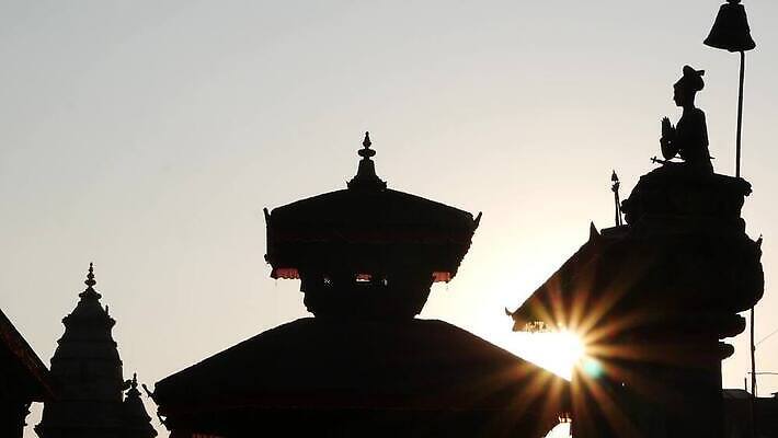 전통 외관 실루엣 종교 문화 여행 건축양식 하늘 아침 미술 동양인 사람없음 야외 건물 장식 햇빛 조각상 활발 궁전 도시 사찰 역사 재산 정사각형 지역 네팔 천연기념물 복잡 숭배 카트만두 카피스페이스 MP4 해외동영상 클립영상 주간 도형 건축물 건축 아시아 컨셉 고건축 종교건축 문화예술 촬영기법 인종 금융 태양 조형물 공백 동영상 파일형식