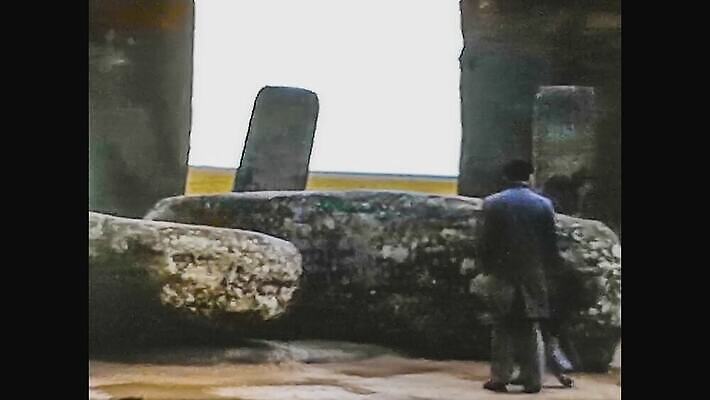 외관 여행 건축양식 하늘 잉글랜드 사람없음 야외 건물 여행객 수확 골동품 바위 거친 역사 클래식 도서관 필름 영화 향수 문서 복고 영사기 선사시대 동영상 천연기념물 구식 랜드마크 보관소 숭배 아마추어 옛날 장례식 4K MOV 해외동영상 클립영상 건축물 교육 건축 컨셉 농업 문화예술 영국 사람 화장품 돌_바위 저장 파일형식