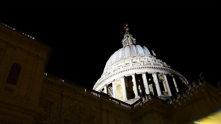 유럽 여행 건축양식 모션 전등 영국 잉글랜드 버스 사람없음 건물 빨간색 빛 도시풍경 성당 교회 산책로 도시 역사 야간 소프트포커스 런던 랜드마크 블러 수도권 MOV 해외동영상 클립영상 자연요소 건축물 건축 나라 길 육상교통 컬러 종교건축 조명 대중교통 촬영기법 풍경 지역 동영상 파일형식