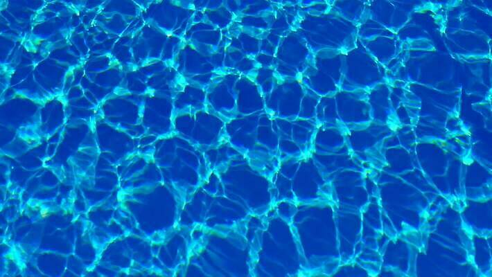 물결 파도 백그라운드 패턴 자연 표면 추상 사람없음 물 여름 파란색 빛 햇빛 반사 수영 침묵 젖음 투명 액체 시원함 당구 질감 4K MP4 해외동영상 클립영상 자연요소 계절 바다 컬러 무늬 태양 구기 소리 수상스포츠 생태계 동영상 파일형식