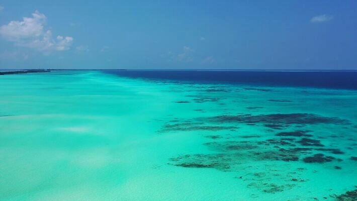 모래 파도 바다 섬 여행 자연 유리 하늘 휴가 풍경 사람없음 초록색 물 여름 모래사장 야자수 맑음 침묵 흰색 호주 보석 순수 하와이 태평양 멀리 말레이시아 내추럴 이국적 터키석 파라다이스 4K MP4 해외동영상 클립영상 자연요소 나무 계절 아시아 컬러 컨셉 재질 날씨 미국 소리 오세아니아 광석 생태계 동영상 파일형식