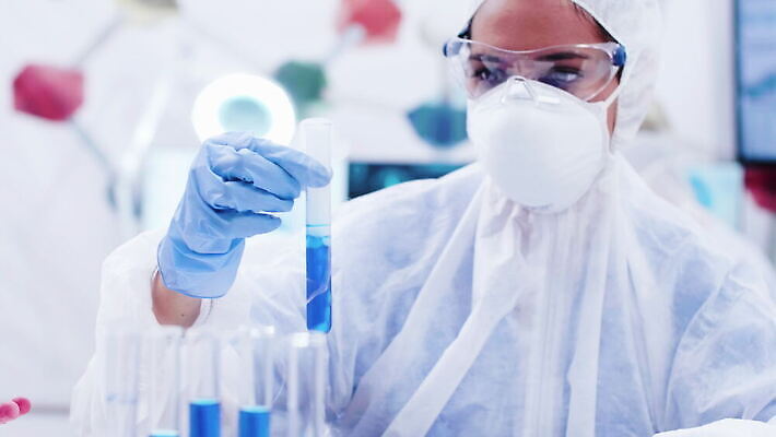 여자 산업 과학 유리 탁자 건강 실험 사람없음 파란색 거품 장비 액체 실험실 연기 과학자 플라스크 분석 비커 유리그릇 튜브 공식 원뿔 반응 방법 화학물질 화학자 4K 유체 MOV 해외동영상 클립영상 도형 직업 그릇 컬러 가구 컨셉 재질 실험기구 사람 화학 동영상 학자 파일형식