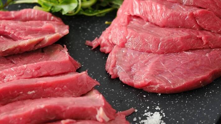 잡화 음식 조각 재료 근육 건강 육류 스테이크 요리 비프스테이크 사람없음 목재 빨간색 주방 식사 저녁식사 소고기 신선 소 혈액 바비큐 자르기 허리 준비 날것 단백질 생식 정육점 4K MP4 해외동영상 클립영상 나무 컬러 식재료 포유류 모션 서양음식 신체부위 상점 동영상 영양소 파일형식