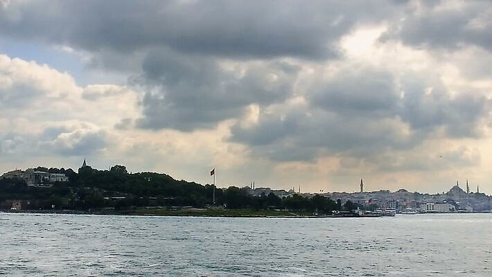 디자인 유럽 문화 바다 여행 건축양식 하늘 이스탄불 파노라마 풍경 사람없음 건물 여름 파란색 도시풍경 여행객 궁전 도시 오픈 보트 역사 박물관 동쪽 스카이라인 칠면조 천연기념물 랜드마크 법정 보스포루스 안뜰 옛날 콘스탄티노플 MOV 튀르키예 해외동영상 클립영상 건축물 계절 건축 나라 아시아 컬러 고건축 조류 촬영기법 사람 배 방향 동영상 선박 파일형식