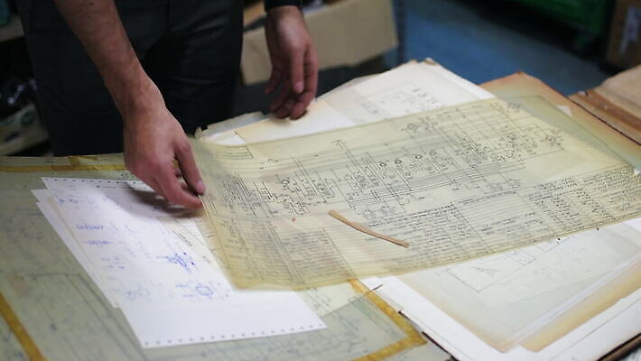 백인 손 설계 실내 한명 서기 사무실 이탈리아 잡기 건축가 책상 청사진 밀라노 4K MOV 해외동영상 클립영상 서양인 직업 1 유럽 가구 컨셉 비즈니스 모션 사람 내부 신체부위 동영상 파일형식