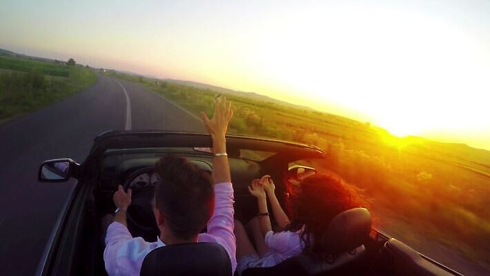 라이프스타일 커플 여자 행복 도로 여행 자동차 휴가 갈색머리 사람 사람없음 야외 친구 햇빛 태양 파티 일몰 기쁨 꿈 운전 운전사 고급 오픈카 자동 4K MP4 해외동영상 클립영상 자연요소 직업 헤어스타일 감정 길 육상교통 컨셉 관계 교통시설 모션 승용차 이벤트 생활 노을 동영상 파일형식