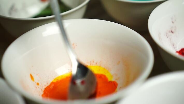 손 디자인 교육 어린이 컬러 백그라운드 오렌지 탁자 수채화 부활절 잉크 주택 창조 미술 사람 사람없음 빨간색 물 학습 컬러풀 주방 숟가락 페인트 유치원 방 붓 그리기 혈액 떨어짐 정상 혼합 공예 책상 예술가 페인트붓 화가 아크릴 MP4 해외동영상 클립영상 자연요소 직업 기념일 가구 컨셉 과일 모션 재질 문화예술 수저 취미 건물 신체부위 동영상 파일형식