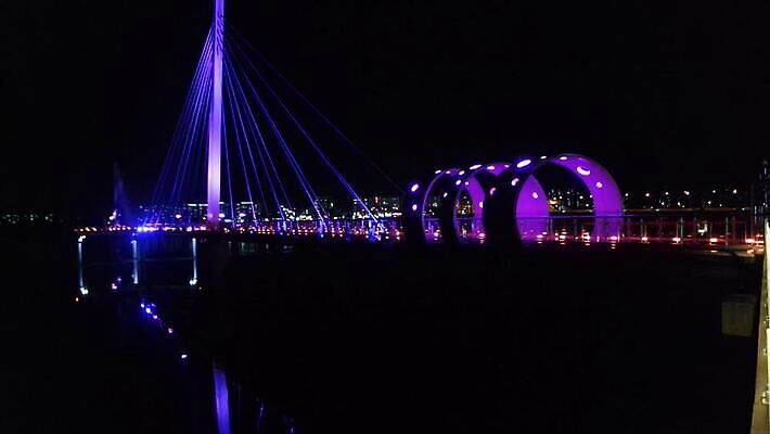유럽 아시아 바다 여행 건축양식 전등 조명 한국 동양인 풍경 사람없음 건물 물 도시풍경 반사 여행객 탑 항구 고층빌딩 새벽 도시 만 보트 도심 야간 저녁 장면 스카이라인 석호 빛망울 랜드마크 MP4 해외동영상 클립영상 자연요소 건축물 건축 나라 배_교통 교통시설 사람 인종 빌딩 빛 동영상 파일형식