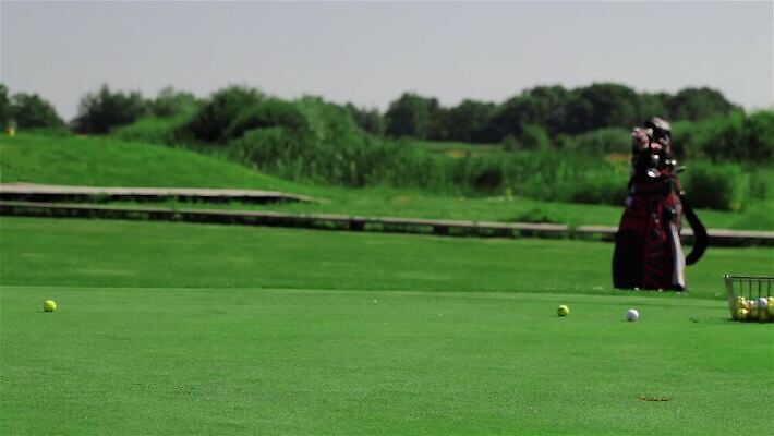 백인 직업 응시 여자 스포츠 포즈 신발 티셔츠 골프 공 놀이 건강 숙이기 한명 서기 잔디 성인 야외 빨간색 초록색 치마 운동 햇빛 섹시 경쟁 봄 장비 게임 흰색 우승 구멍 골퍼 강의 연습 클럽 무릎 빨간머리 때리기 떠남 승자 퍼터 플레이어 MP4 해외동영상 클립영상 서양인 식물 1 헤어스타일 시선 계절 컬러 컨셉 셔츠 모션 하의 운동선수 사람 신체부위 태양 구기 최고 동영상 파일형식