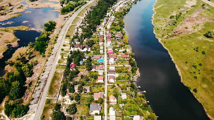 나무 식물 호수 잎 자연 하늘 주택 안테나 풍경 사람없음 야외 건물 초록색 물 여름 파란색 강 햇빛 마을 환경 시골 도심 작음 땅 질감 지역 타운 내추럴 항공촬영 드론 카피스페이스 4K MOV 해외동영상 클립영상 자연요소 건축물 계절 뷰포인트 컬러 통신 태양 공백 도시 크기 생태계 동영상 파일형식