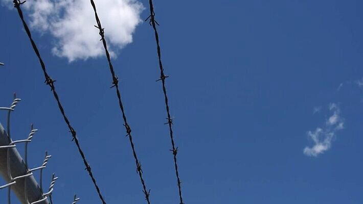 선 모션 하늘 안전 사람없음 야외 파란색 울타리 걷기 금속 금지 못 보호 정상 위험 교도소 감옥 보안 날카로움 철사 철조망 스파이크 철강 국경 MOV 해외동영상 클립영상 컬러 컨셉 재질 담장 공구 동영상 파일형식