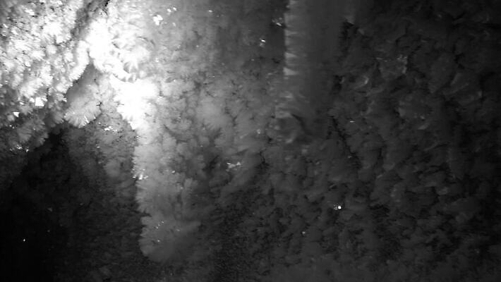 호수 여행 백그라운드 겨울 자연 하늘 산 실내 아이슬란드 사람없음 야외 물 파란색 냉동 얼음 추위 안개 광선 흰색 등불 투명 동굴 크리스탈 북극 묘사 빙하 서리 빙산 북쪽 내추럴 종유석 카자흐스탄 4K 알마티 MP4 해외동영상 클립영상 자연요소 계절 유럽 아시아 컬러 날씨 조명 내부 광석 극지방 방향 생태계 동영상 파일형식