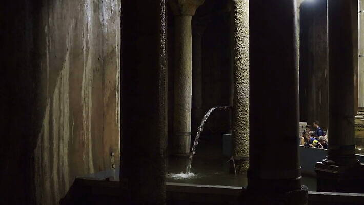 문화 여행 건축양식 벽돌 조명 이스탄불 실내 사람 사람없음 내부 빨간색 물 빛 컬러풀 반사 여행객 어둠 골동품 램프 기둥 저수지 중세 역사 황금 중앙 아치 박물관 탱크 수납 지하 동쪽 칠면조 빛망울 대칭 로마인 바실리카 비잔틴 옛날 제국 콘스탄티노플 4K MOV 튀르키예 해외동영상 클립영상 자연요소 건축 아시아 컬러 조류 인종 방향 동영상 파일형식