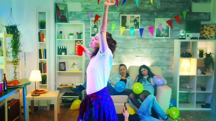 학생 여자 남자 음악 거실 모션 탁자 휴가 아파트 주택 피곤 사람 성인 사람없음 친구 파티 우정 기쁨 모임 마시기 축하 알코올 춤 닫기 야간 흥분 디스코 주말 유흥 사교적 4K MOV 해외동영상 클립영상 자연요소 감정 가구 컨셉 관계 문화예술 이벤트 건물 동영상 파일형식