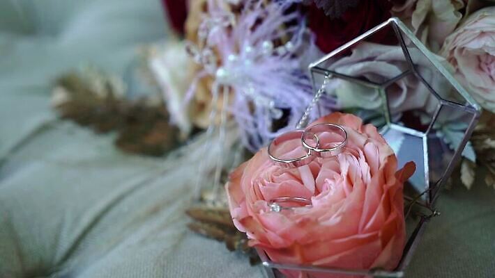 전통 커플 기념일 결혼 2 장신구 결혼식 남편 함께함 선물 사랑 사람없음 빛 금속 흰색 축하 반지 아내 쌍 황금 고급 닫기 은색 보석 심볼 오브젝트 다이아몬드 약혼 고립 백금 제안 MOV 해외동영상 클립영상 감정 컬러 컨셉 관계 모션 재질 이벤트 광석 약속 동영상 파일형식