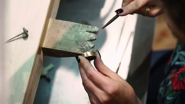 백인 직업 손 디자인 산업 장신구 공장 노동자 기술 관리 창조 빛 금속 장비 공구 반지 잡기 업무 작업실 황금 고급 수리 제조 은색 상품 보석 만들기 다이아몬드 광택 고정 닦기 판화 공예가 백금 MOV 해외동영상 클립영상 서양인 컬러 컨셉 공업 모션 재질 미술 신체부위 도구 작업 광석 동영상 파일형식