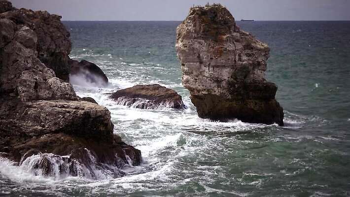 파도 바다 백그라운드 자연 하늘 날씨 등대 사람없음 물 파란색 항구 검은색 힘 절벽 흰색 만 거친 떨어짐 폭풍 단절 폭풍우 수평선 4K MP4 해외동영상 클립영상 자연요소 컬러 컨셉 교통시설 비_날씨 자연재해 생태계 동영상 파일형식