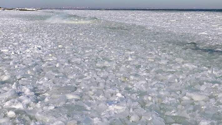 파도 바다 겨울 자연 날씨 사람없음 물 냉동 얼음 검은색 흐름 추위 껍질 크리스탈 빙하 서리 폭풍 결정체 엘리먼트 우크라이나 수평선 오데사 4K MP4 해외동영상 클립영상 자연요소 계절 유럽 컬러 컨셉 광석 생태계 동영상 파일형식