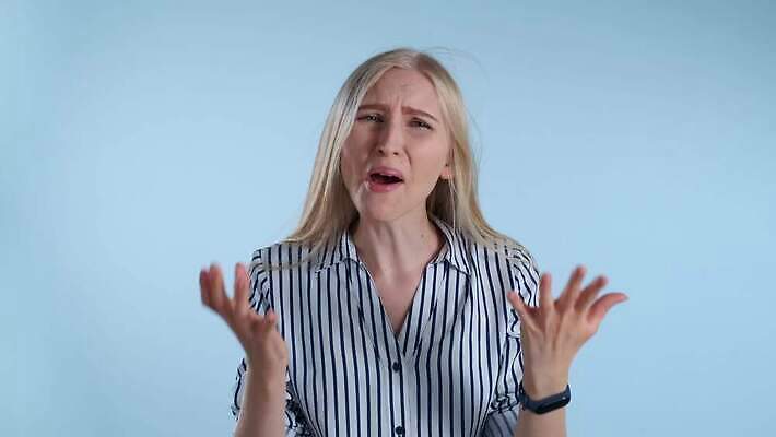 모델 여자 백그라운드 관리 한명 사람 옆모습 파란색 금발 카메라 외침 펼침 분노 의문 4K MOV 해외동영상 슬로모션 클립영상 1 헤어스타일 감정 뷰포인트 컬러 컨셉 모션 촬영기법 전자제품 소리 동영상 파일형식