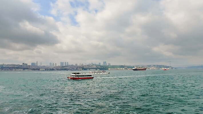 구름 외관 유럽 아시아 파도 바다 여행 백그라운드 건축양식 교통시설 자연 하늘 이스탄불 안테나 동양인 풍경 사람없음 건물 물 여름 파란색 도시풍경 항구 도시 만 보트 동쪽 스카이라인 칠면조 랜드마크 보스포루스 콘스탄티노플 4K MOV 튀르키예 해외동영상 클립영상 자연요소 건축물 계절 건축 나라 컬러 교통 배_교통 통신 조류 인종 방향 시설 생태계 동영상 파일형식