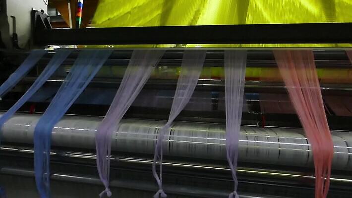 디자인 산업 선 줄 컬러 패턴 부분 공장 사람없음 유행 기계 장비 직물 면 업무 실 닫기 제조 실크 천 묘사 질감 회전 롤 실타래 섬유 짜임 양모 돌리기 짜기 MP4 해외동영상 클립영상 무늬 공업 모션 작업 동영상 파일형식