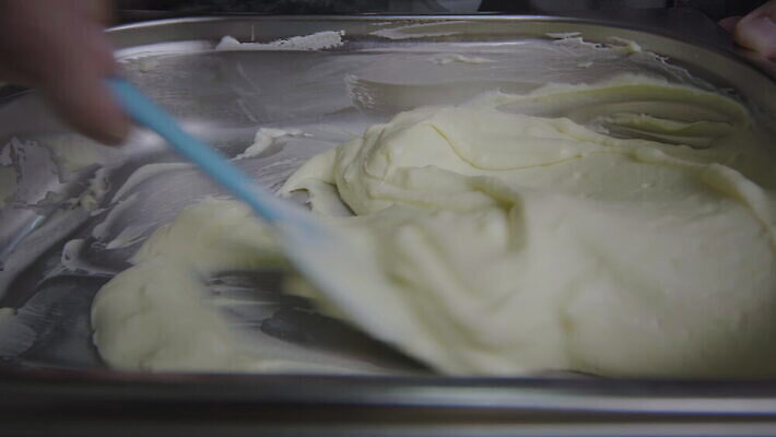 음식 디저트 실내 요리 사람 사람없음 장식 농작물 컬러풀 과자 케이크 주방 식당 얼음 요리사 식사 빵집 대접 신선 달콤 맛 혼합 설탕 굽기 크림 상업 주걱 나폴레옹 페스츄리 핸드메이드 맛있는 4K MOV 해외동영상 클립영상 자연요소 직업 빵 컬러 컨셉 농업 주방용품 내부 상점 구이 동영상 파일형식