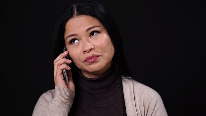 여자 감정 백그라운드 통신 검은배경 모바일 갈색머리 대화 한명 미소 사람 동양인 성인 스마트폰 숫자 평화 검은색 중국 외침 분노 잡기 좌절 전화기 주기 부름 비명 채팅 혼혈 4K MOV 해외동영상 클립영상 문자 1 헤어스타일 아시아 컬러 컨셉 모션 표정 말하기 인종 핸드폰 스마트기기 소리 다문화 동영상 파일형식