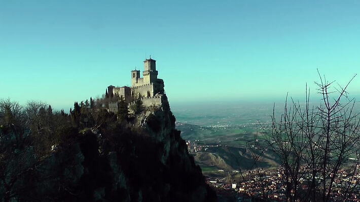 나무 구름 유럽 문화 벽 여행 백그라운드 건축양식 자연 하늘 산 파노라마 풍경 사람없음 야외 건물 물 빛 탑 이탈리아 바위 도시 성 중세 역사 언덕 타운 공화국 랜드마크 옛날 절정 MOV 해외동영상 클립영상 자연요소 식물 건축물 건축 나라 촬영기법 돌_바위 생태계 동영상 파일형식
