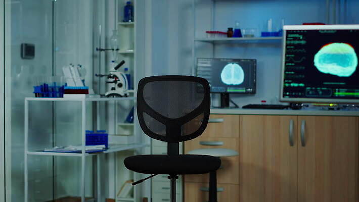 산업 과학 공장 건강 병원 현미경 실험 사람없음 스터디 컴퓨터 약 디지털 스크린 모니터 장비 정보 실험실 결과 질병 야간 연구원 과학자 뇌 시설 하이테크 발견 개발 스캐너 비어있는 4K MOV 해외동영상 클립영상 자연요소 직업 컨셉 공업 의학 기술 실험기구 전자제품 학습 동영상 학자 파일형식