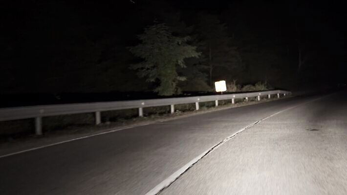 도로 길 선 조각 여행 포즈 이동 교통시설 모션 자동차 표시 표면 거리 사람없음 빛 어둠 황혼 운전 자유 흰색 고속도로 떨어짐 승차 야간 방향 속도 분열 추적 방법 자동 1인칭시점 4K MP4 해외동영상 클립영상 자연요소 시선 육상교통 컬러 교통 컨셉 일몰 시설 동영상 파일형식