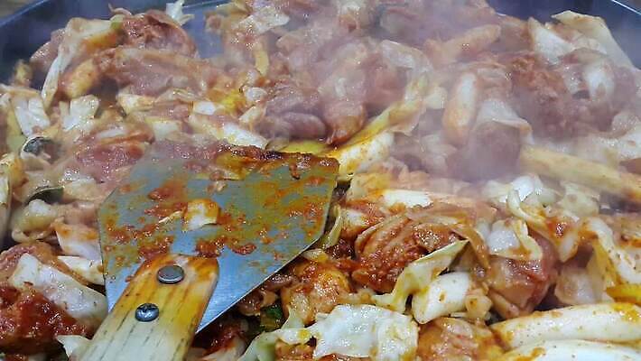 라이프스타일 그릇 음식 고추 주방용품 서브 한국 실내 마늘 육류 요리 사람없음 빨간색 식사 치킨 튀김 신선 뜨거움 양념 연기 그릴 수증기 난로 양배추 브런치 후추 생강 남쪽 점심식사 끓이기 단백질 절임 4K MOV 해외동영상 클립영상 식기 아시아 컬러 생활용품 채소 식재료 모션 내부 생활 난방기 방향 향신료 동영상 닭고기요리 영양소 파일형식