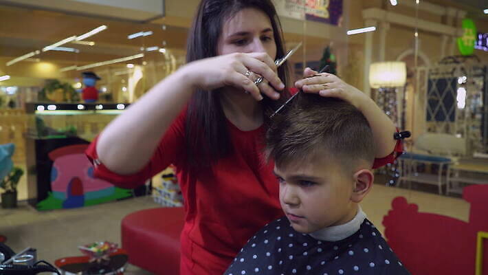 직업 헤어스타일 남자 어린이 남학생 2 사람 소년 여러명 성인 빨간색 장비 분노 아기 머리빗 미용실 미용사 6 이발 자르기 고객 객실 이발소 7 스타일링 이발사 4K MOV 해외동영상 클립영상 학생 감정 컬러 다수 모션 숫자 미용용품 뷰티샵 동영상 파일형식