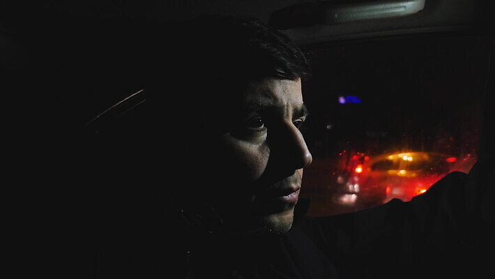 백인 남자 얼굴 생각 겨울 교통시설 자동차 실내 한명 성인 내부 옆모습 닫기 검은머리 야간 시티라이프 승객 심각 진짜 4K MOV 해외동영상 클립영상 자연요소 서양인 1 라이프스타일 헤어스타일 계절 육상교통 뷰포인트 교통 컨셉 모션 사람 신체부위 시설 동영상 파일형식