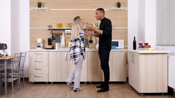 백인 라이프스타일 커플 여자 남자 결혼 관계 주택 함께함 실내 손짓 주방 검은색 대립 분노 짜증 흰색 좌절 충돌 싸움 문제 말다툼 곤란 분쟁 섞기 트러블 4K MOV 해외동영상 클립영상 레이스천 서양인 감정 컬러 컨셉 모션 사람 이벤트 내부 건물 생활 직물 동영상 파일형식