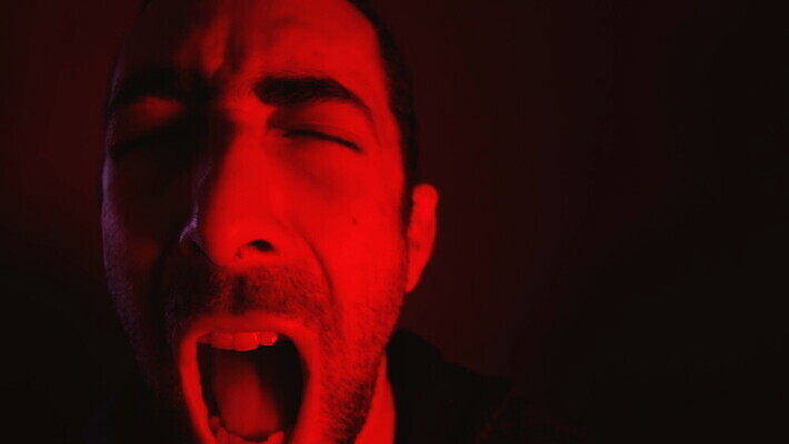 백인 응시 남자 감정 얼굴 수염 스트레스 한명 사람 성인 빨간색 머리 카메라 어둠 외침 고통 분노 표현 입 폭력 좌절 닫기 불만 나쁜 공격적 부정적 비명 심각 표현성 MOV 해외동영상 클립영상 서양인 1 시선 컬러 컨셉 모션 신체부위 전자제품 소리 사회이슈 동영상 파일형식