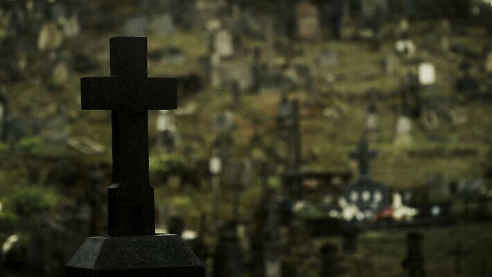 나무 유럽 십자가 스웨덴 사람없음 할로윈 죽음 무덤 잡기 유령 무서움 땅 비석 묘사 러시아 신성 10월 깊이 리투아니아 소비에트 장례식 오싹 4K MOV 해외동영상 클립영상 식물 감정 나라 모션 북유럽 날짜 동영상 파일형식