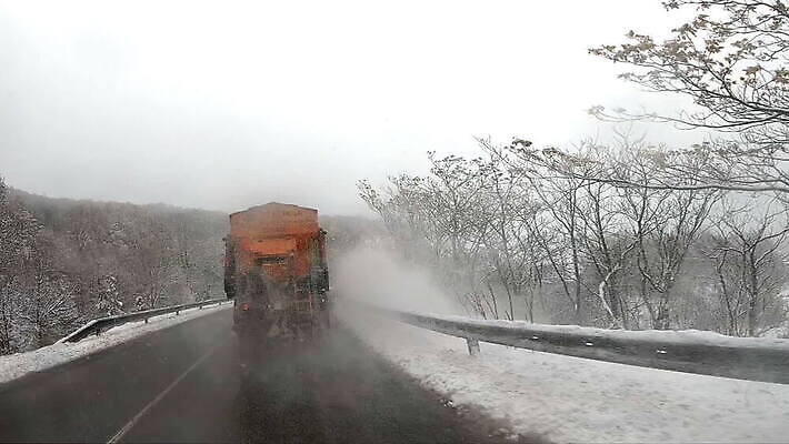계절 도로 포즈 겨울 교통시설 모션 자동차 날씨 거리 사람없음 야외 냉동 얼음 기계 장비 운전 추위 흰색 도시 업무 작업 고속도로 운전사 불기 청소 서리 폭풍 트랙터 짐차 느림 눈보라 공터 유지 삭제 쟁기 제설기 폭설 MOV 해외동영상 클립영상 자연요소 직업 길 육상교통 컬러 교통 눈_날씨 농기계 자연재해 시설 특수차량 동영상 제설 파일형식
