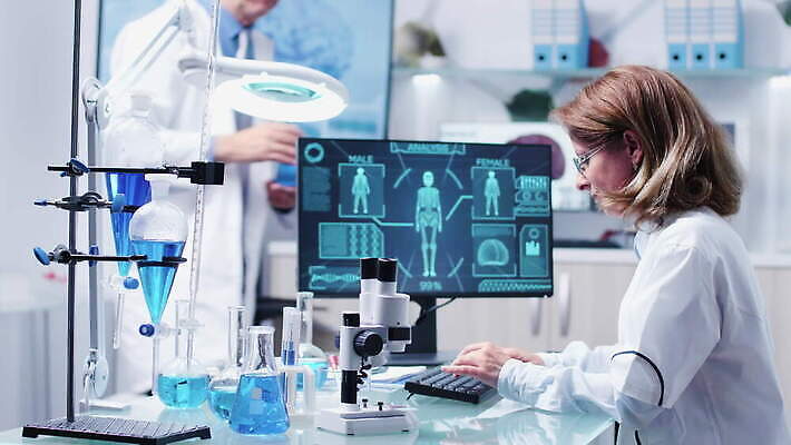 직업 여자 남자 산업 과학 건강 현미경 실험 사람 사람없음 스터디 컴퓨터 약 스크린 장비 의사 코트 업무 작업 그룹 센터 실험실 연구원 과학자 분석 시설 생물학 튜브 공학 발견 조제 개발 돌봄 백신 유전 화학자 4K MOV 해외동영상 클립영상 교육 컨셉 의학 모션 실험기구 전자제품 학습 외투 의료진 만들기 동영상 학자 파일형식