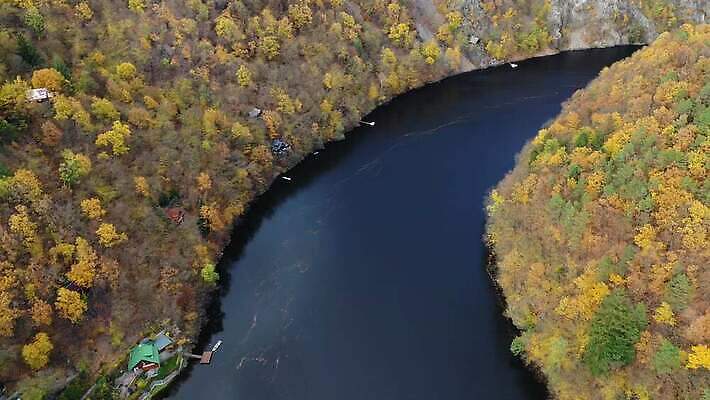 모양 나무 유럽 컬러 여행 곡선 자연 안테나 파노라마 숙이기 사람없음 야외 초록색 물 강 컬러풀 계곡 일몰 놀람 시골 숲 체코 프라하 내추럴 공화국 드론 보헤미아 조감도 편자 4K MOV 해외동영상 클립영상 자연요소 식물 감정 나라 선 포즈 통신 촬영기법 표정 노을 생태계 동영상 말발굽 파일형식