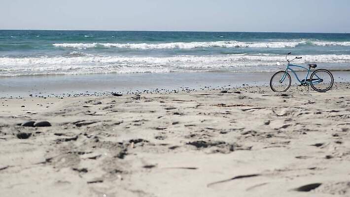 모래 파도 바다 여행 휴가 사람없음 물 여름 파란색 자전거 미국 순환 캘리포니아 주말 태평양 로스앤젤레스 플로리다 4K 산타모니카 MP4 해외동영상 클립영상 자연요소 계절 컬러 북아메리카 모션 바이크 동영상 파일형식