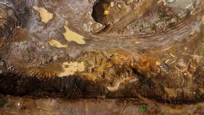 산업 지구 모래 교통시설 안테나 사람없음 건물 노란색 금속 미국 힘 기계 흙 장비 업무 바퀴 큼 땅 불도저 굴착기 발굴 국자 캘리포니아 먼지 트랙터 짐차 무거움 공학 개발 드론 땅바닥 땅파기 채석 4K MOV 해외동영상 클립영상 건축물 교육 컬러 교통 북아메리카 통신 자동차 재질 주방용품 바닥 작업 중장비 무게 크기 농기계 시설 특수차량 동영상 파일형식