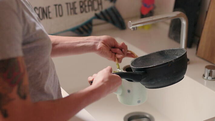 백인 손 티셔츠 가정 실내 요리 한명 일상 캐주얼 물 30대 이탈리아 잡기 붓기 냄비 찻주전자 문신 준비 개성 밀라노 삶기 4K MOV 해외동영상 클립영상 자연요소 서양인 1 옷 유럽 셔츠 모션 주전자 사람 내부 라이프 신체부위 장년 솥 동영상 파일형식