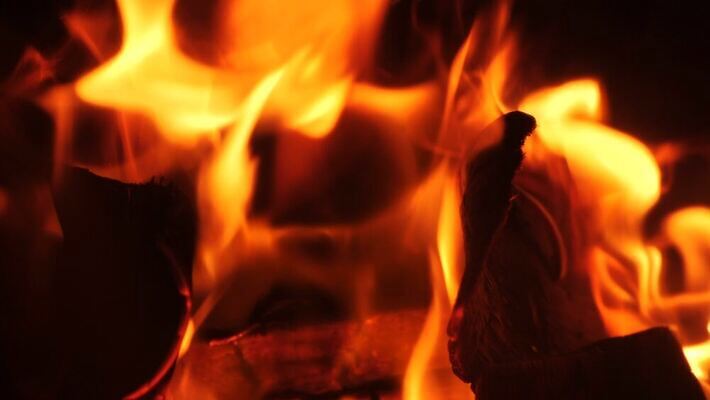 라이프스타일 백그라운드 겨울 거실 오렌지 불꽃 영국 주택 실내 따뜻함 사람없음 내부 목재 빨간색 빛 노란색 검은색 낭만 에너지 뜨거움 휴게실 닫기 연기 편안함 장작 모닥불 난로 버너 시골집 벽난로 통나무 연료 온도 광 여신 용광로 화상 4K MOV 해외동영상 클립영상 나무 계절 유럽 컬러 컨셉 과일 재료 모션 불 건물 생활 감각 상처 난방기 동영상 파일형식