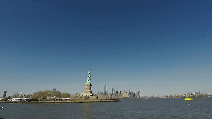 외관 조각 여행 건축양식 왕관 풍경 사람없음 야외 건물 물 도시풍경 조각상 고층빌딩 미국 자유 손전등 도시 역사 도심 민주주의 심볼 뉴욕 스카이라인 애국심 천연기념물 독립 랜드마크 이민 4K MOV 해외동영상 클립영상 자연요소 건축물 건축 이동 컨셉 북아메리카 조명 빌딩 조형물 동영상 파일형식